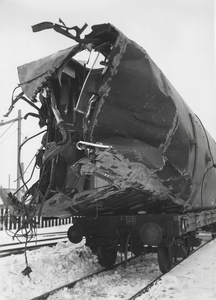 172383 Afbeelding van een uit Duitsland teruggevoerd zwaar beschadigd rijtuig van een electrisch treinstel mat. 1936 ...